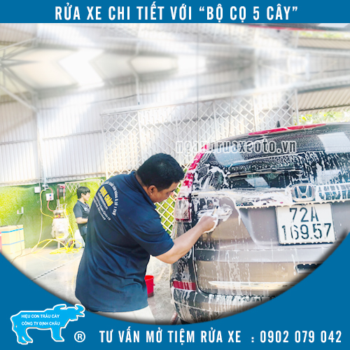 Nhân viên Định Châu hỗ trợ khách hàng rửa xe ngày khai trương