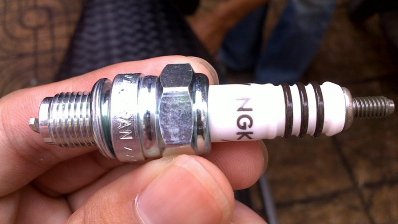 hỏng bugi khiến xe đề máy không lên