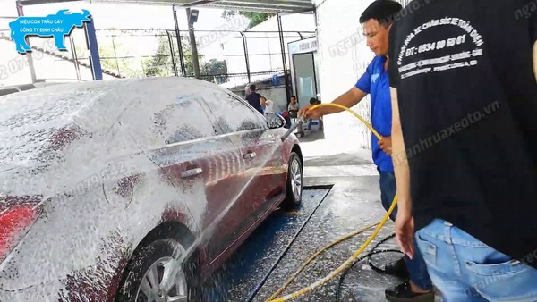 Bình bọt tuyết inox 35L có lực phun mạnh, giúp làm sạch vết bẩn cứng đầu