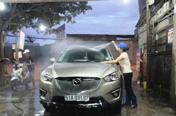 rửa xe ô tô thủ công