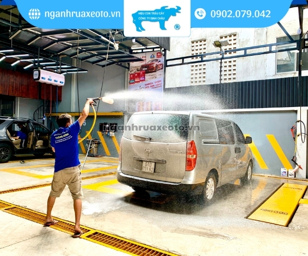 Lựa chọn dịch vụ rửa xe giúp tiết kiệm thời gian, đảm bảo hiệu quả làm sạch và kéo dài tuổi thọ cho các bộ phận bên trong xe