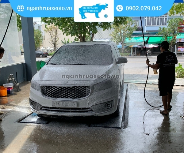 Rửa xe ô tô tại nhà cần trang bị đầy đủ các dụng cụ và có kinh nghiệm chuyên môn