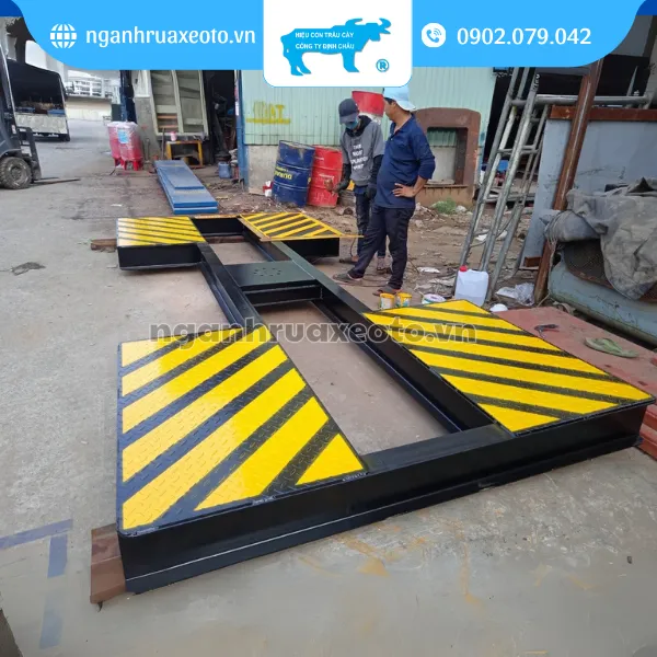Bảo dưỡng cầu nâng rửa xe với thao tác kiểm tra hệ thống dẫn dầu và vệ sinh bề mặt pit-tông để duy trì hiệu suất hoạt động ổn định