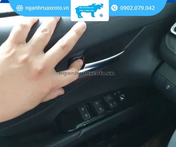 Mở cửa xe ô tô ở vị trí người lái