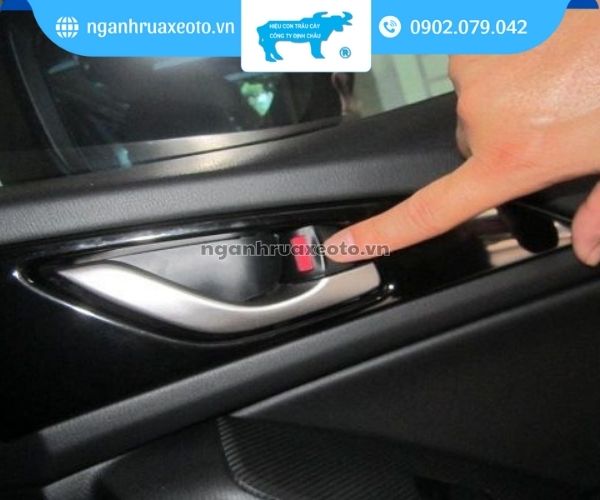 Mở cửa xe ô tô ở vị trí người ngồi sau