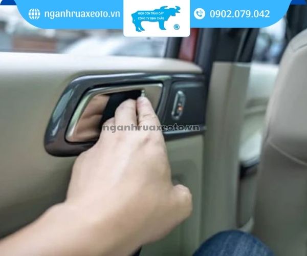Lưu ý về cách mở cửa ô tô an toàn