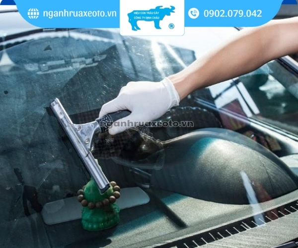 Hướng dẫn cách tẩy ố kính ô tô đơn giản, dễ dàng thực hiện