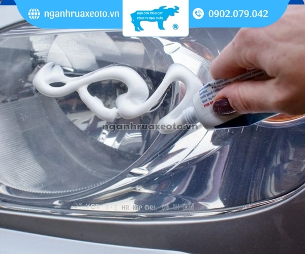 Sử dụng kem đánh răng để làm sạch bề mặt kính ô tô