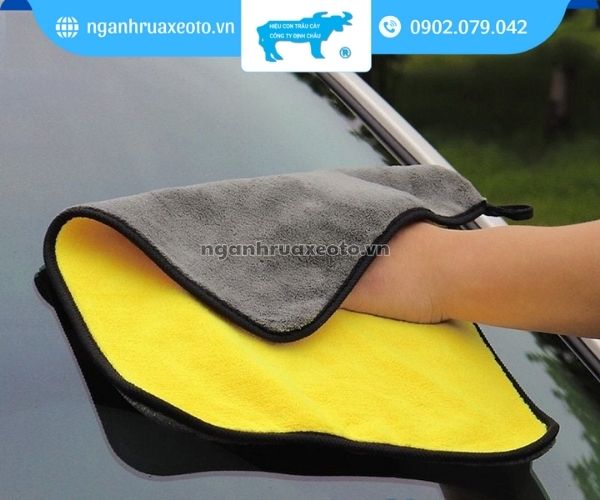 Khăn lau xe ô tô được thiết kế tối ưu giúp loại bỏ bụi bẩn nhanh chóng