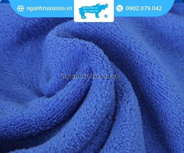 Khăn lau cần đảm bảo bề mặt mềm mịn để bảo vệ bề mặt sơn xe, tăng tuổi thọ các chi tiết nội ngoại thất