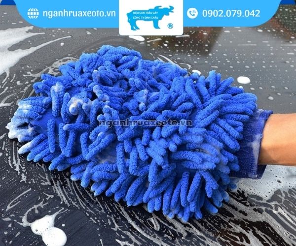 Bao tay rửa xe chuyên dụng giúp người dùng dễ dàng làm sạch các vị trí khó tiếp cận