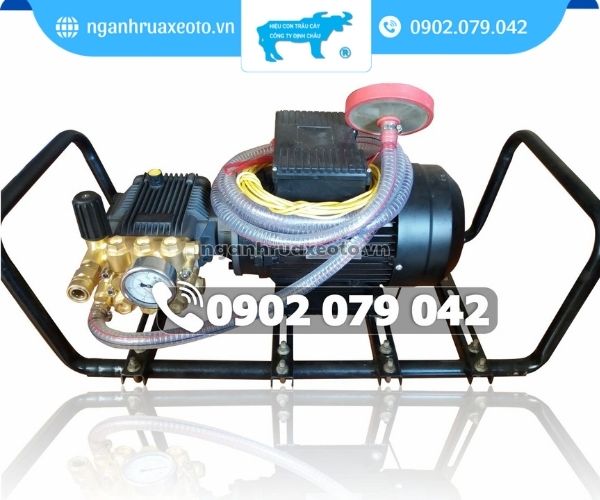 Máy rửa xe cao áp MKT-25 được trang bị dây xịt áp lực và súng phun đi kèm