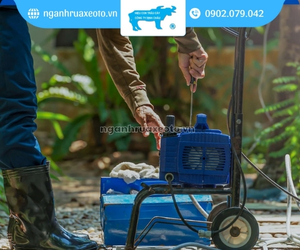 Kiểm tra và siết chặt các mối nối, ốc vít của máy