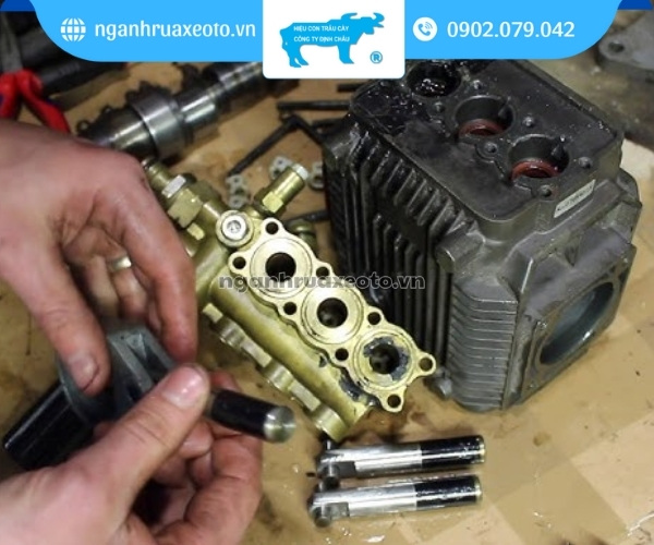 Phớt dầu bị mòn hoặc ốc xả nhớt bị lỏng có thể khiến máy bị rỉ nhớt
