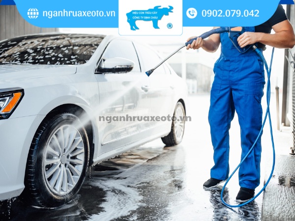 Dùng máy rửa áp lực để xịt sạch toàn bộ bọt và chất bẩn