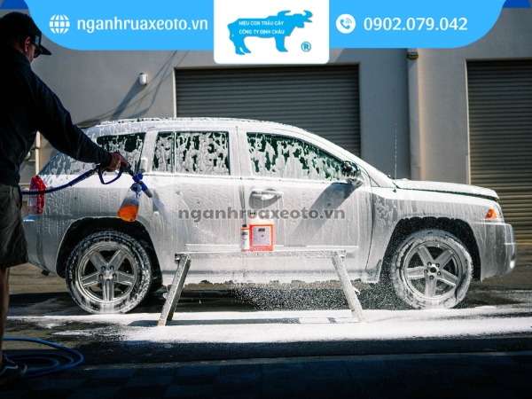 Rửa xe ô tô không chạm giúp bảo vệ lớp sơn xe tối ưu
