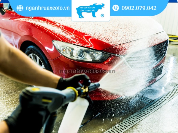 Sử dụng máy xịt rửa áp lực cao để xịt sạch lớp bọt tuyết trên xe