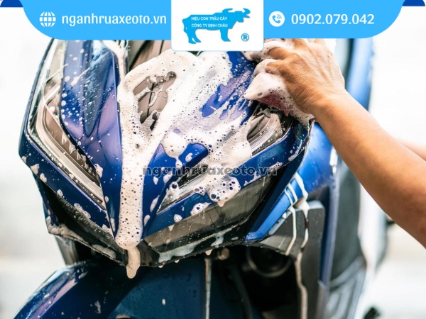 Sử dụng dung dịch rửa xe chuyên dụng để bảo vệ bề mặt sơn