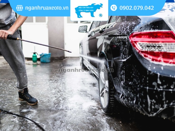 Tránh xịt trực tiếp vào một số bộ phận như phanh, động cơ