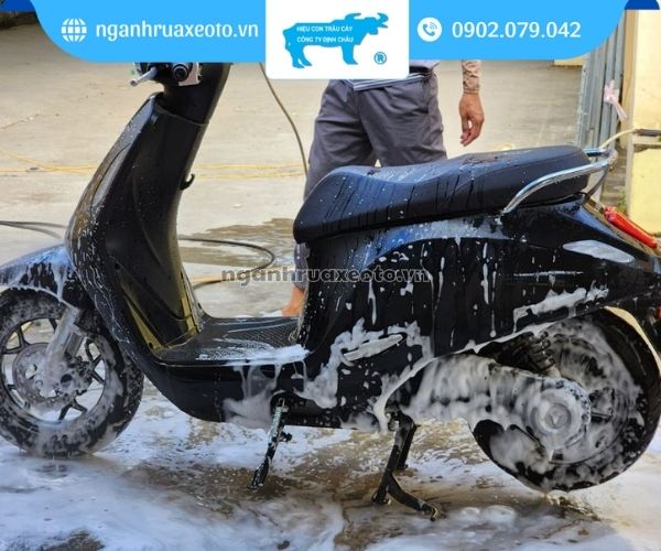 Hướng dẫn các bước rửa xe máy điện đúng cách