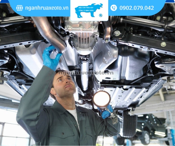 Kiểm tra tổng thể gầm xe ô tô để đánh giá tình trạng chung