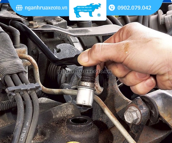 Kiểm tra hệ thống ống xả của gầm xe ô tô