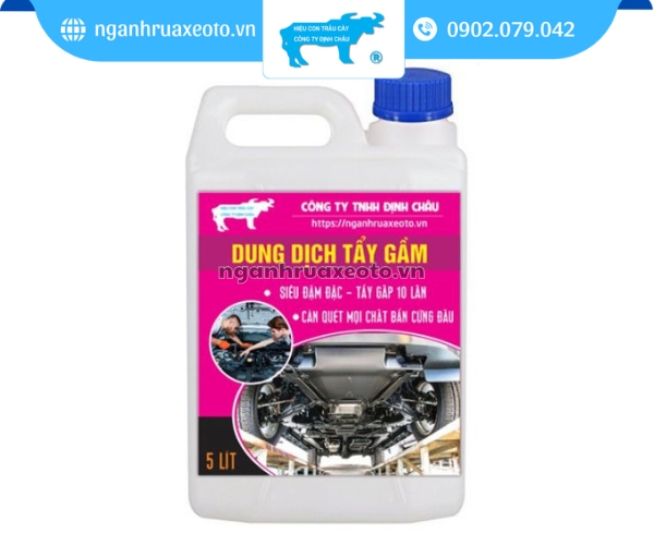 Sử dụng dung dịch tẩy gầm xe ô tô chuyên dụng để đảm bảo hiệu quả làm sạch, an toàn