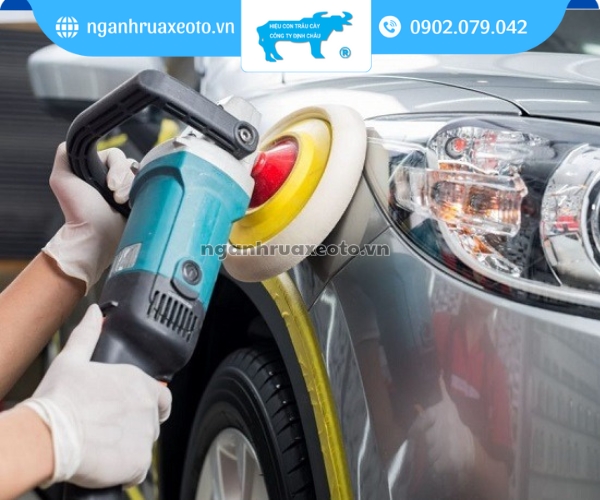 Đánh bóng sơn xe ô tô giúp khôi phục lại độ sáng bóng và mịn màng vốn có của xe