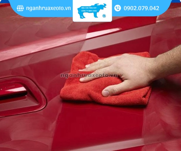 Lau sạch bề mặt xe để loại bỏ bụi bẩn, cặn bám