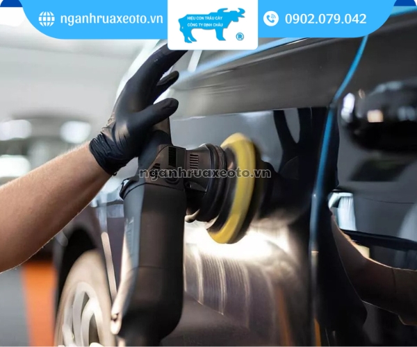 Tiến hành đánh bóng sơn xe ô tô