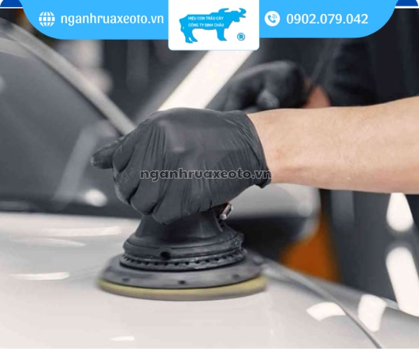 Đánh bóng sơn xe ô tô cần được thực hiện bởi người có tay nghề chuyên nghiệp
