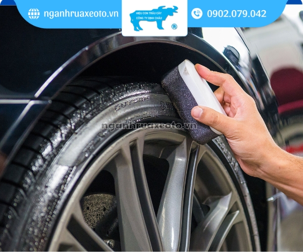 Lốp xe đen bóng sau khi sử dụng dung dịch gốc dầu