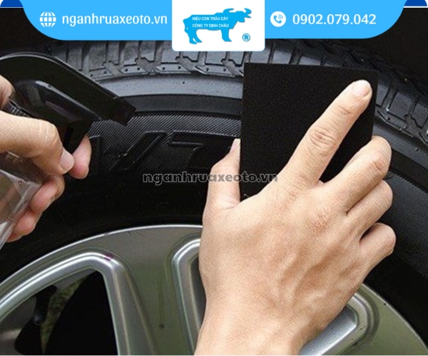 Dung dịch gốc nước khi quét lên sẽ đen lì như lốp mới