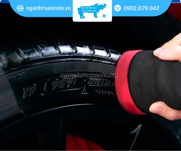 Dung dịch chuyên dụng giúp lốp xe có độ bóng tự nhiên