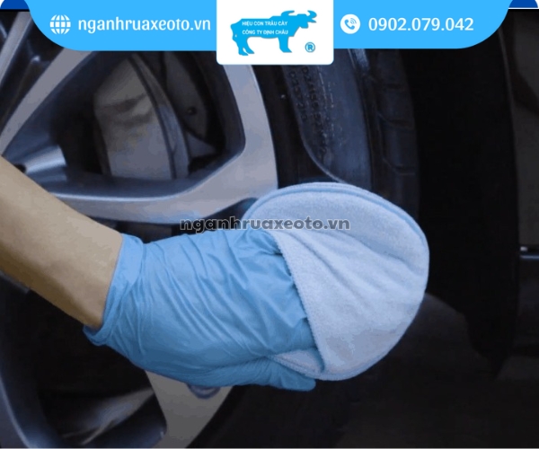 Lau khô lốp xe để sẵn sàng cho bước đánh bóng