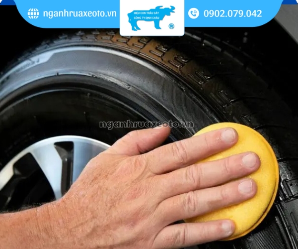 Dùng mút để dàn đều dung dịch đánh bóng lốp xe ô tô