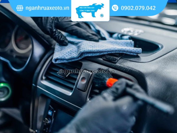 Dùng chổi vệ sinh chuyên dụng làm sạch các cửa gió và khe hút khí