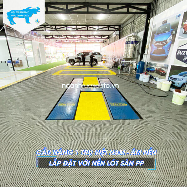 Khi không vận hành, bàn nâng nằm ngang bằng mặt nền