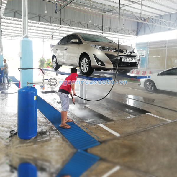 Sử dụng cầu nâng 1 trụ lắp âm nền hay lắp nổi cần dựa trên nhu cầu khai thác thực tế