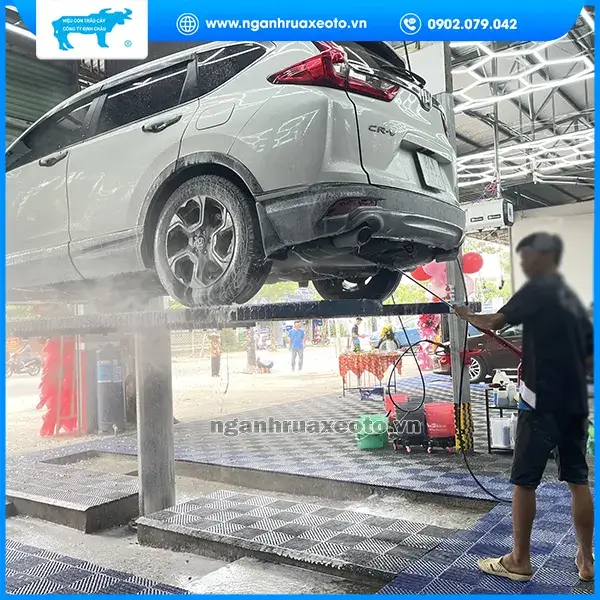 Áp lực nước yếu và mất điện thường xuyên ảnh hưởng đến dịch vụ rửa xe