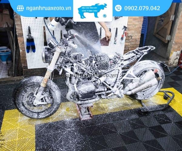 Rửa xe chi tiết giúp làm sạch tỉ mỉ từng bộ phận, phù hợp xe phân khối lớn và xe côn tay