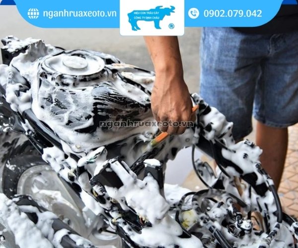 Dùng bàn chải để vệ sinh chi tiết cho từng bộ phận trên xe