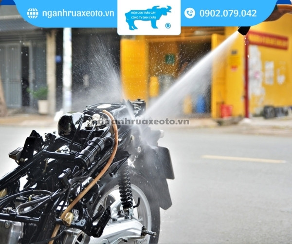 Xịt nước áp lực cao xả sạch bọt tuyết và hóa chất, chú ý ngóc ngách tránh cặn bẩn tồn đọng