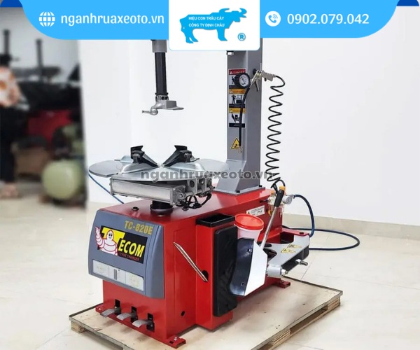 Máy ra vào lốp là thiết bị hỗ trợ tháo lắp lốp không săm