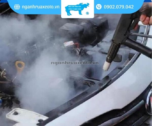 Vệ sinh khoang máy ô tô bằng hơi nước nóng chăm sóc xe hiện đại