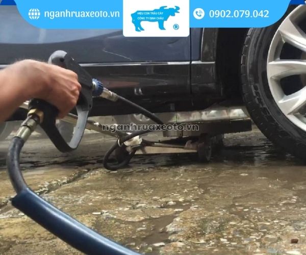 Quy trình rửa gầm xe ô tô chi tiết tại nhà và gara